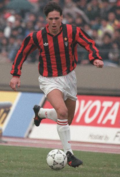 “Il Cigno di Utrecht” e il “Tulipano Bianco” sono due tra i tanti soprannomi di Marco Van Basten. In 201 presenze segna 124 gol. Ecco il suo palmares: 3 Scudetti (1987-88, 1991-92, 1992-93), 2 Coppe dei Campioni (1989, 1990), 2 Coppe Intercontinentali (1989, 1990), 2 Supercoppe Europee (1989, 1990), 3 Supercoppe Italiane (1989, 1992, 1993), 3 Palloni d’Oro (1988, 1989, 1992), 2 titoli di capocannoniere del Campionato Italiano (1989-90 - 19 reti, 1991-92 - 25 reti) (Afp).